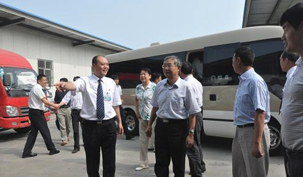 市人大常委会副主任王启文一系代表莅临UG环球官网物流视察