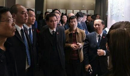 UG环球官网医药集团党员干部走进西安市博物馆参观“廉镜漫笔”党风廉政建设漫画展